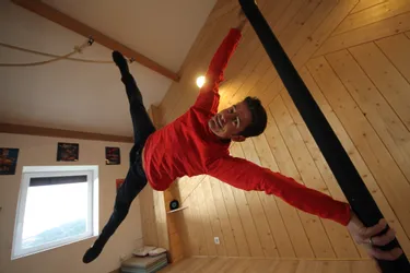 Nikof, l’acrobate passionné, qui met au cirque la Montagne thiernoise (Puy-de-Dôme)