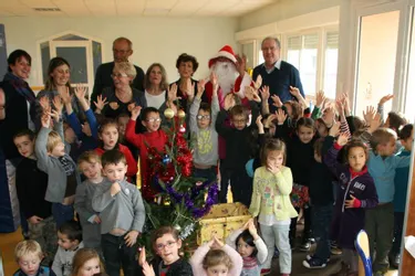 Le Père Noël en visite à l’école de Poissac