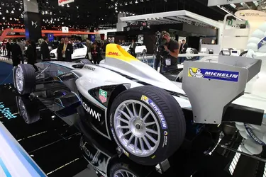 Renault dévoile sa monoplace chaussée Michelin