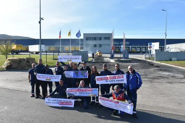 Le blocus de l’entreprise Dachser, à Combronde (Puy-de-Dôme), a été levé, mais la grève se poursuit
