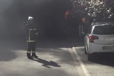 Une voiture en feu dans le parking du Bras d'Argent