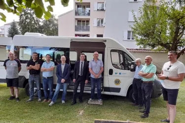 L'association Amaili inaugure un nouveau bus destiné aux résidents en Ehpad à Ambert (Puy-de-Dôme)