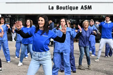 Pourquoi 30 personnes habillées en bleu ont-elles dansé devant le stade Marcel-Michelin à Clermont-Ferrand ?