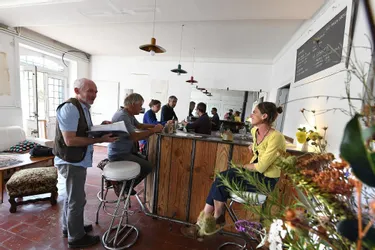 Les artistes de l’Insu ont ouvert leur café culturel à Dun-le-Palestel