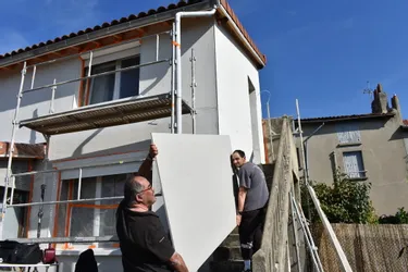 A Thiers, l’association des Compagnons Bâtisseurs aide les propriétaires à rénover leur logement