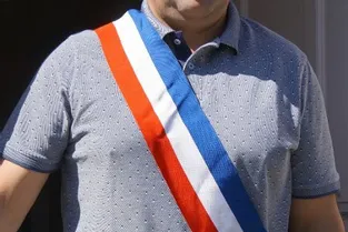Joël Rougeron revêt l’écharpe de maire de Saint-Julien-la-Genête (Creuse)