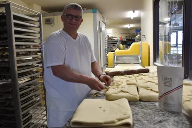 Les boulangers de Saint-Flour (Cantal) garnissent leurs galettes des Rois de fèves personnalisées locales