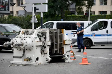 Une pièce de 20 tonnes tombe d'un camion, au rond-point de la Gauthière, à Clermont-Ferrand