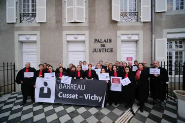 Les avocats du barreau de Cusset-Vichy, en grève, maintiennent la pression