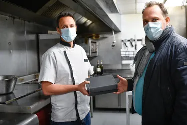 Une start-up de Montluçon (Allier) lance un service de livraison de plats dans des boîtes chauffantes et connectées