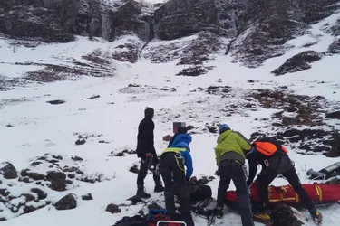 Un garçon de 13 ans grièvement blessé après une chute de 30 mètres au Puy Mary (Cantal)