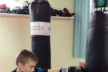 Fan de Stallone et de Rambo, le garçon de 10 ans a décidé de suivre l’exemple sur le ring