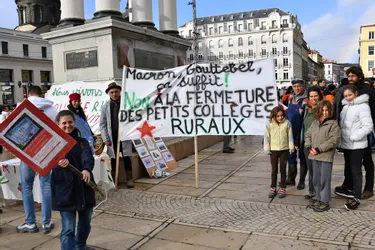 Les collèges ruraux du Livradois manifestent place de Jaude, à Clermont-Ferrand