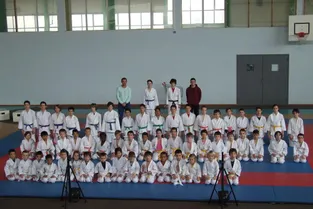 Les jeunes judokas en tenue de gala