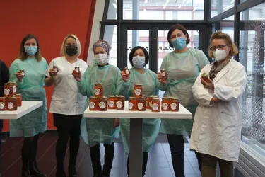 Moulins Communauté fait cadeau de sa production de miel au personnel de santé du centre de vaccination