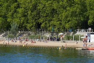 La baignade est de nouveau autorisée à la plage des Célestins, à Vichy (Allier), jusqu'au dimanche 30 août