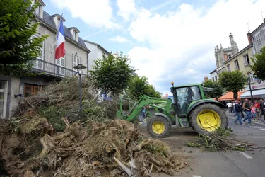 Environ 250 agriculteurs bloquent la sous-préfecture d'Ambert