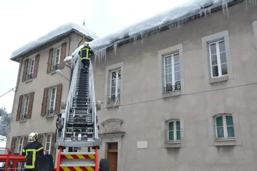 Neige : les sapeurs-pompiers ont sécurisé les écoles et la mairie