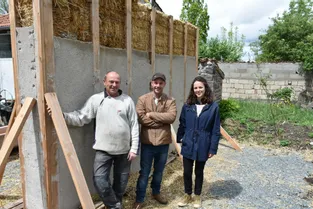 Lucile Wenger (Hutt’Ô Paille) et Guillaume Suc (L’Éco Logis) conçoivent des maisons écologiques à Saint-Beauzire (Puy-de-Dôme) avec des méthodes d'antan