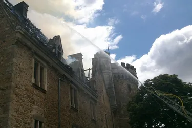 Le Château de Paulhac en Haute-Loire en feu