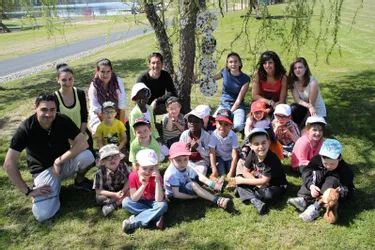 Les enfants du centre de loisirs découvrent le lac d'Aubusson-d'Auvergne