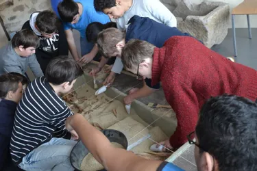 Les élèves Ulis de Saint-Julien à Brioude jouent les archéologues