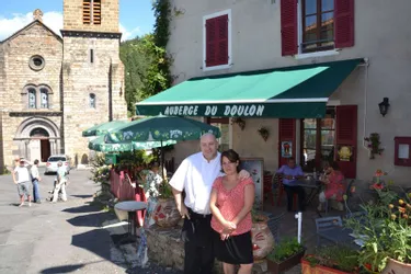 Niché au cœur du bourg de Saint-Didier-sur-Doulon, l’établissement attire la foule