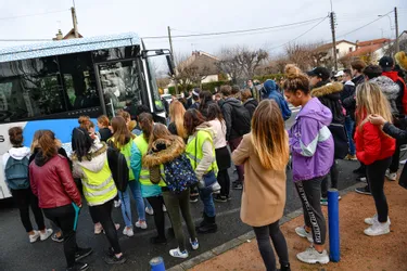 200 lycéens solidaires avec les gilets jaunes à Montluçon, ce lundi matin