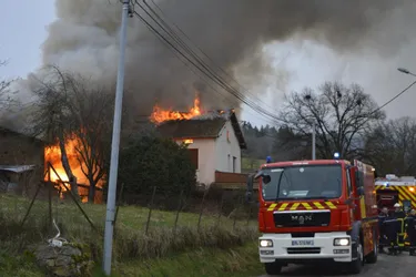 Une maison ravagée par les flammes à Reveret, près d'Ambert