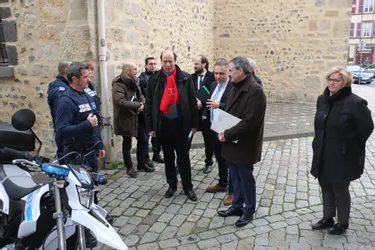 Jacques Billant, préfet, visite les services publics de la commune