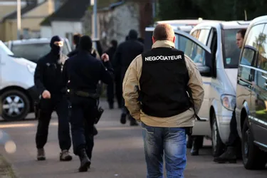 À Brioude (Haute-Loire), un forcené menaçant de faire exploser son appartement se rend après l'intervention des négociateurs de la gendarmerie