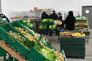 Le Secours populaire, à Yzeure, continue à distribuer ses colis alimentaires aux personnes en difficulté (Allier)