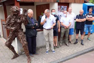 Les sculptures géantes d’Hal Wilson sont à découvrir dans le bourg de Villossanges (Puy-de-Dôme)