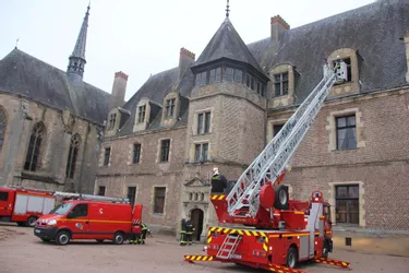 Les pompiers en manœuvre au château de La Palisse
