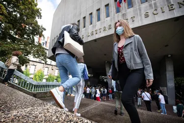 L'Université Clermont Auvergne maintient son protocole et distribue des masques aux étudiants