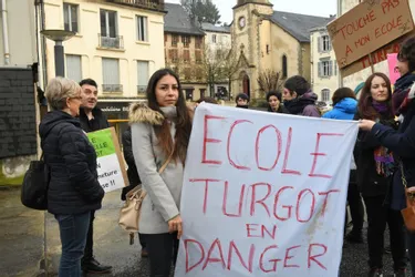 Les parents d’élèves de Turgot manifestent pour l’école
