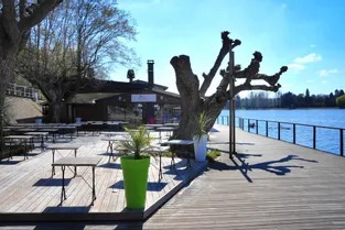 Sur les bords du lac d'Allier, bars et restaurants attendent de pouvoir lancer leur saison