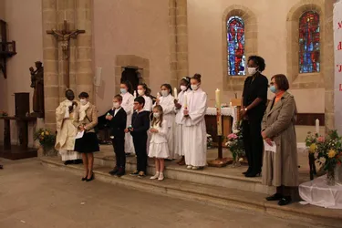 Communions et professions de foi pour les jeunes de la paroisse