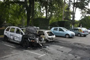 Deux voitures incendiées et trois autres dégradées par le feu derrière le square Virlogeux à Riom