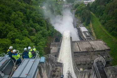 Le test des évacuateurs de crue du barrage de Bort-les-Orgues attire la foule