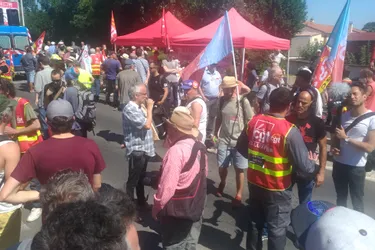 Autour des licenciés de Luxfer, à Gerzat (Puy-de-Dôme), un rassemblement pour mettre la pression sur le gouvernement
