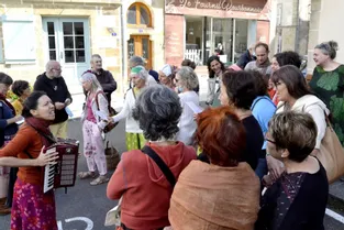 A Bourbon-l'Archambault (Allier), une trentaine de personnes rassemblées contre le port du masque obligatoire
