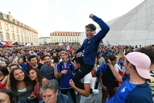 La très belle soirée de fête à Aurillac après la victoire des Bleus en demi-finale