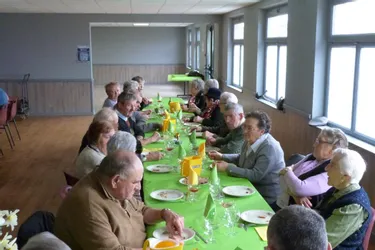 Les aînés réunis autour d’un repas