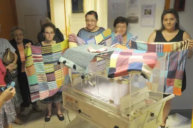 La Résidence de nacre a offert sept couvertures tricotées pour les bébés de l’unité de néonatologie