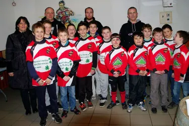 Les jeunes rugbymen vêtus de neuf