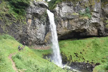 La découverte de la cascade de Salins (Cantal) sur le chemin des druides