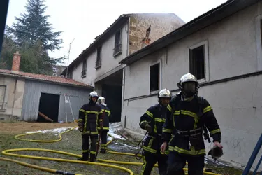 Une maison inabitée endommagée par un incendie