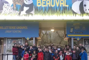 L’école de football visite le zoo de Beauval