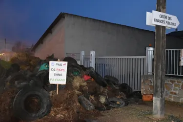 Les agriculteurs ont mené une action coup-de-poing à Brioude (Haute-Loire) : "On veut des fermes et pas des firmes"